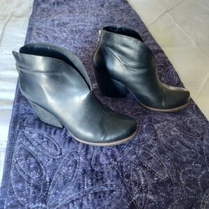Kork-Ease (Korks) Midnight Black Ankle Boots, Size 8, Mid-heel Height, Back Zip